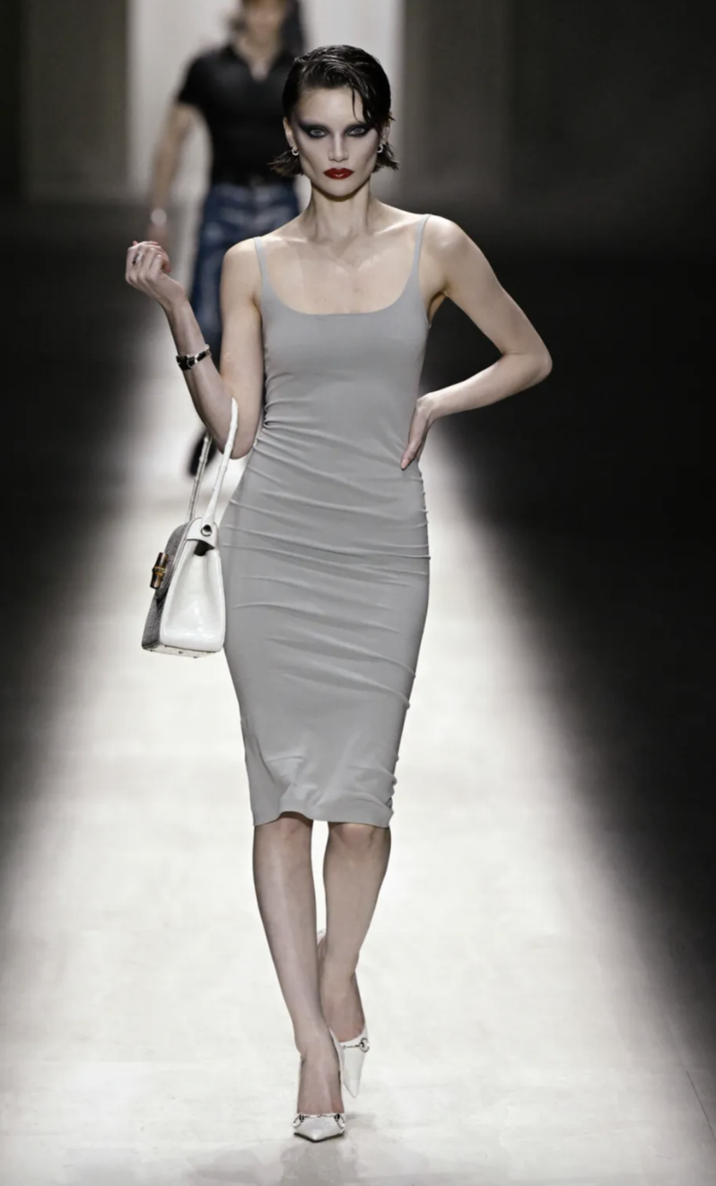 M&agrave;n catwalk xi&ecirc;u vẹo của người mẫu n&oacute;ng bỏng tại show Gucci bị mỉa mai- Ảnh 12.