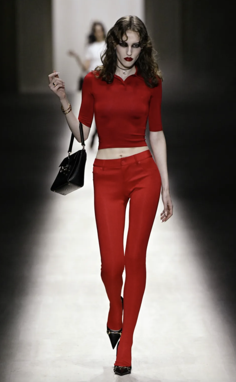 M&agrave;n catwalk xi&ecirc;u vẹo của người mẫu n&oacute;ng bỏng tại show Gucci bị mỉa mai- Ảnh 9.