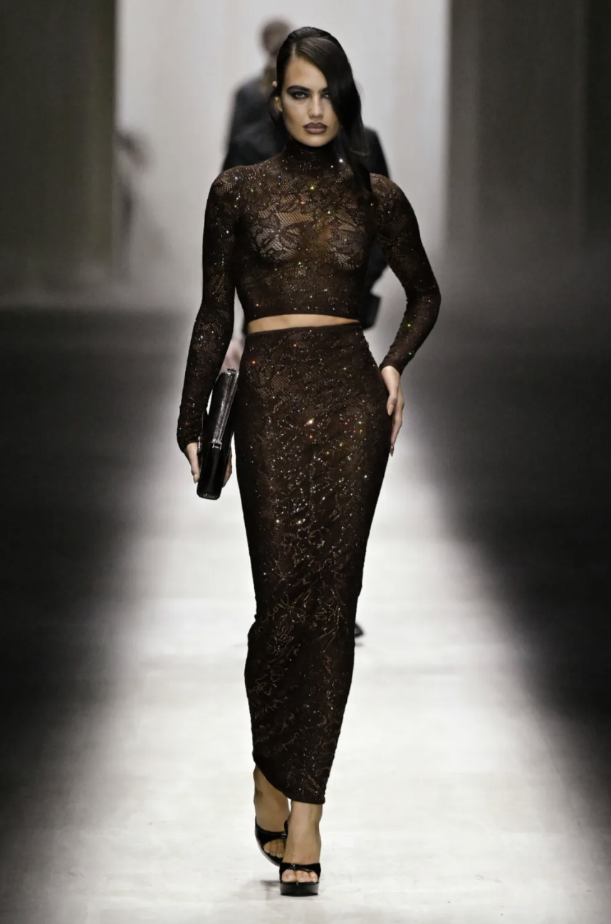 M&agrave;n catwalk xi&ecirc;u vẹo của người mẫu n&oacute;ng bỏng tại show Gucci bị mỉa mai- Ảnh 10.