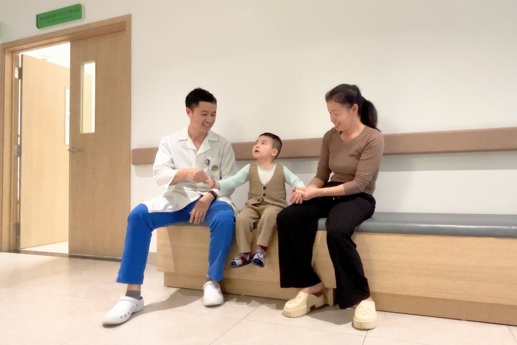 Em b&eacute; sống thực vật "hồi sinh" nhờ điều trị bằng thở oxy cao &aacute;p: Từ một ca bệnh kỳ diệu đến một hướng đi mới- Ảnh 2.