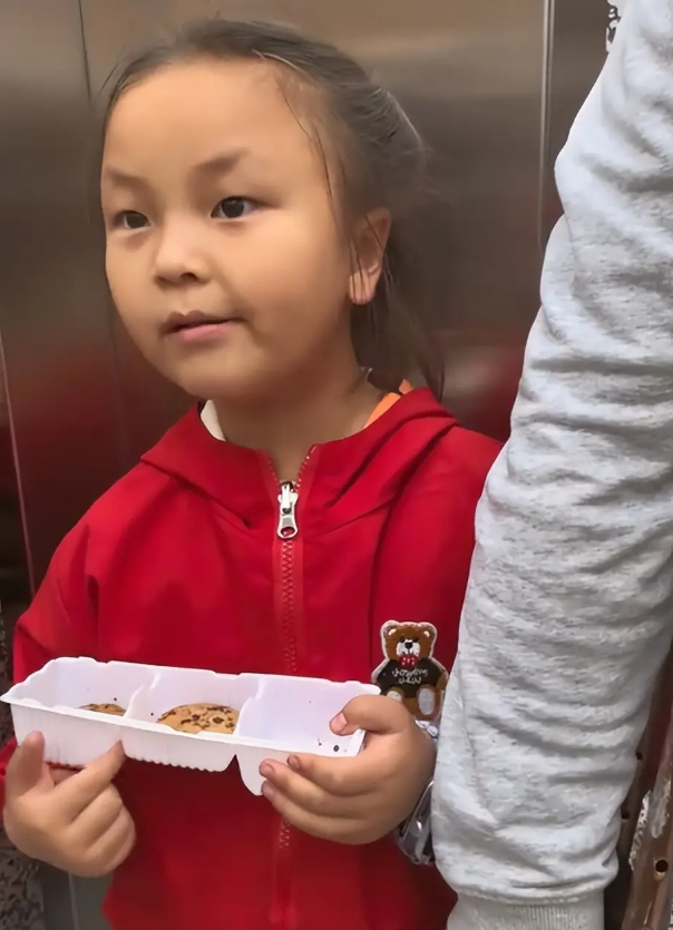 Chiếc hộp tr&ecirc;n tay đứa trẻ khiến cư d&acirc;n mạng bực m&igrave;nh, n&oacute;i thẳng: Cha mẹ "bu&ocirc;ng thả", con c&aacute;i g&aacute;nh đủ- Ảnh 2.