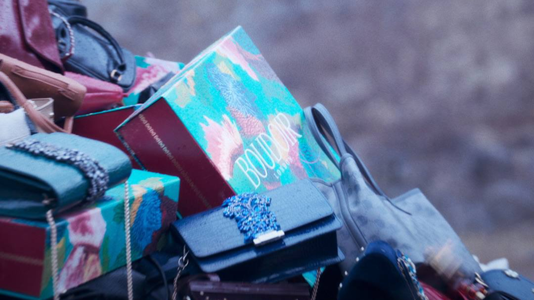 11 chi tiết ẩn đắt gi&aacute; ở The Art of Sarah: 4 c&aacute;i t&ecirc;n - 4 bản ng&atilde;, người đ&agrave;n &ocirc;ng đ&atilde; chết l&agrave; ai?- Ảnh 8.