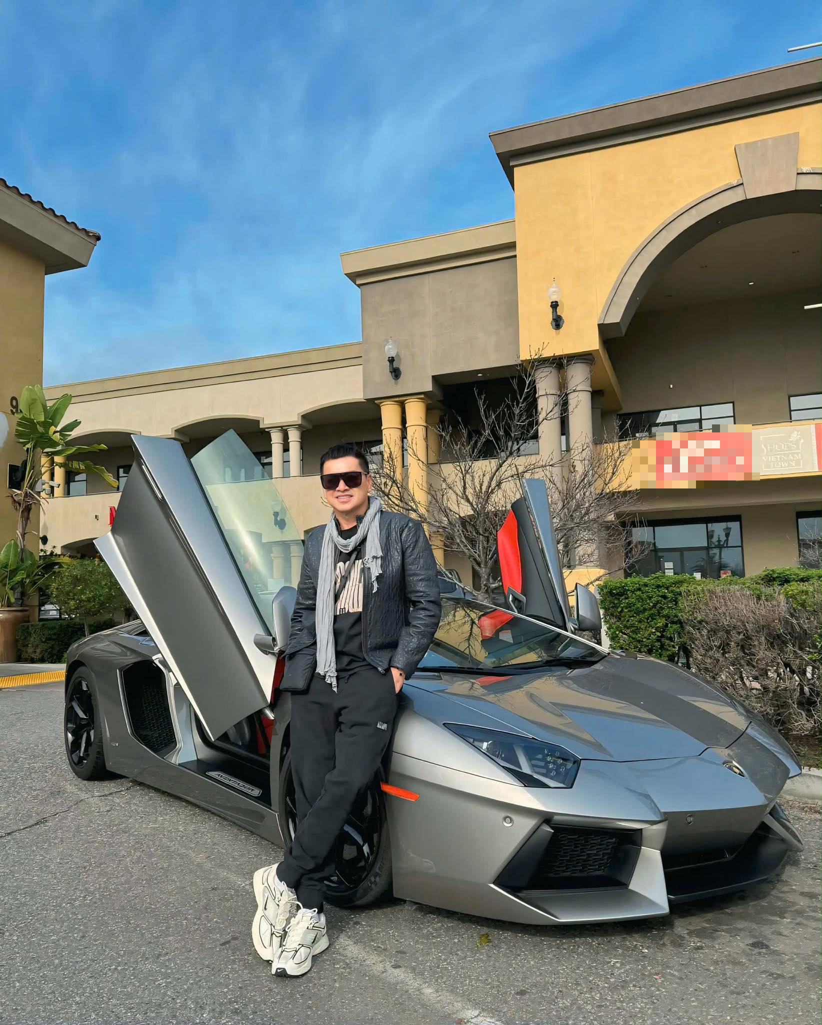 Nam nghệ sĩ U70 si m&ecirc; mẹ đơn th&acirc;n k&eacute;m 37 tuổi, tặng biệt thự 4 tầng, mua nhiều mỹ phẩm để kh&ocirc;ng gi&agrave;- Ảnh 9.