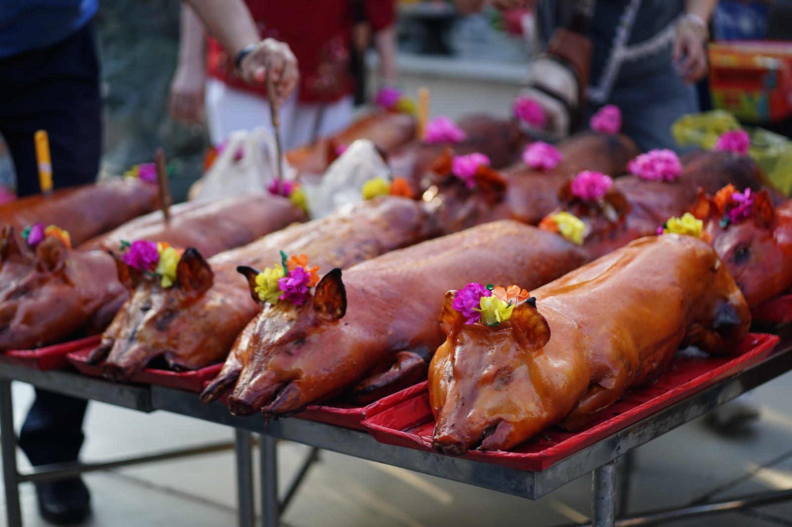 Sáng 12 âm lịch có gì mà tiểu thương đồng loạt bày heo quay, ngũ đậu giữa lòng chợ Bình Tây?- Ảnh 4. Sáng 12 âm lịch có gì mà tiểu thương đồng loạt bày heo quay, ngũ đậu giữa lòng chợ Bình Tây?- Ảnh 4.