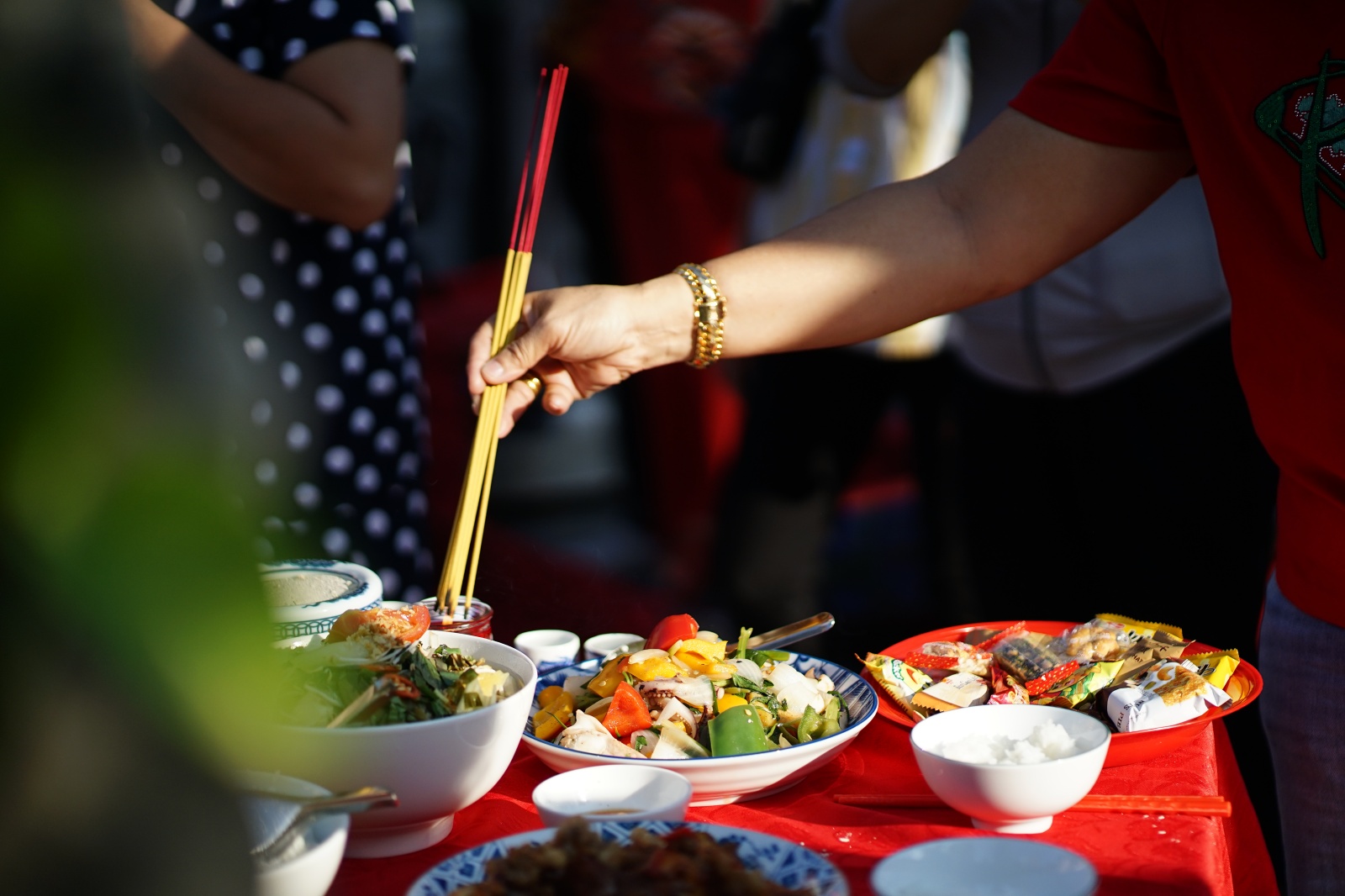 Sáng 12 âm lịch có gì mà tiểu thương đồng loạt bày heo quay, ngũ đậu giữa lòng chợ Bình Tây?- Ảnh 3. Sáng 12 âm lịch có gì mà tiểu thương đồng loạt bày heo quay, ngũ đậu giữa lòng chợ Bình Tây?- Ảnh 3.