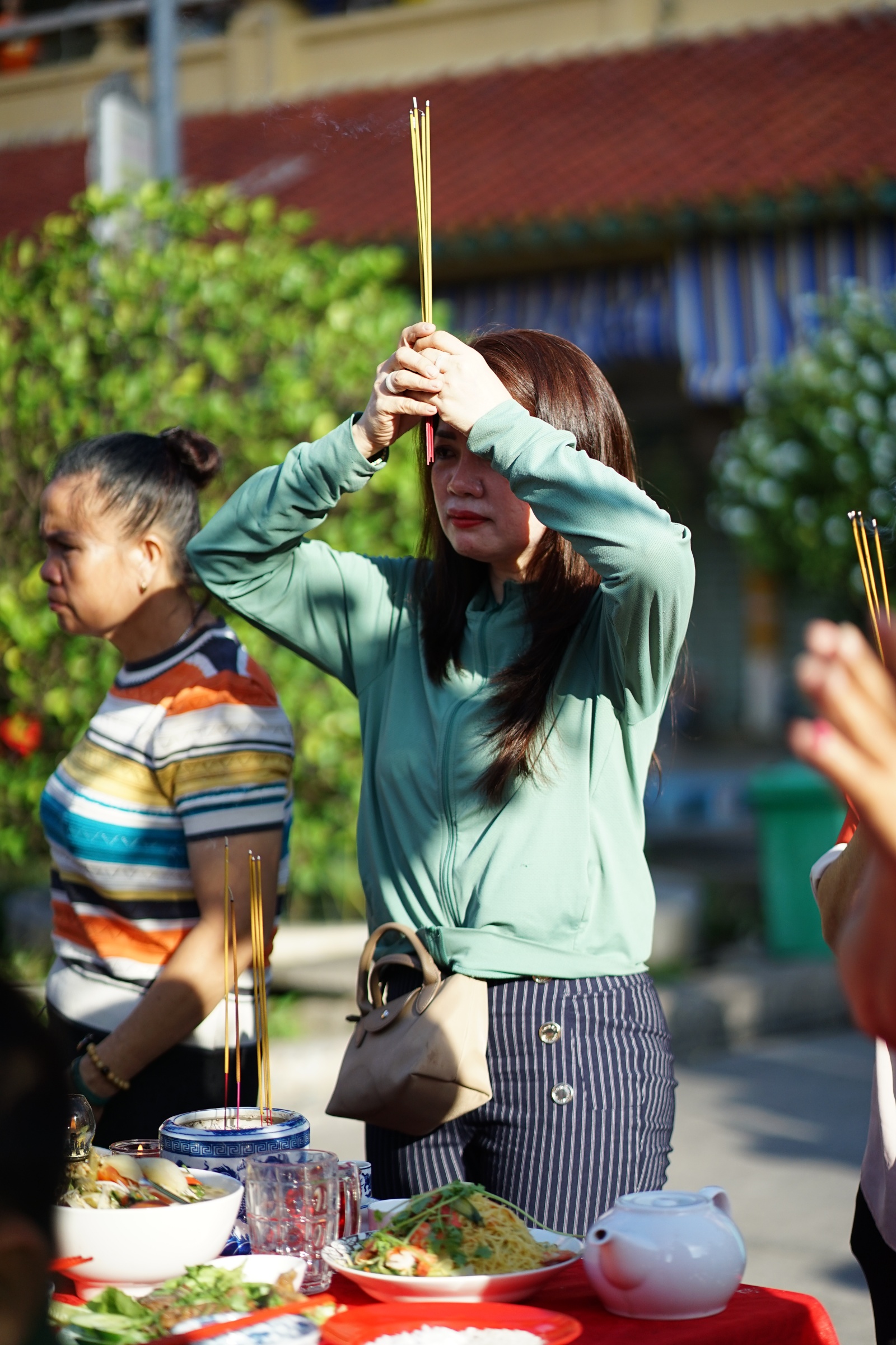 Sáng 12 âm lịch có gì mà tiểu thương đồng loạt bày heo quay, ngũ đậu giữa lòng chợ Bình Tây?- Ảnh 5. Sáng 12 âm lịch có gì mà tiểu thương đồng loạt bày heo quay, ngũ đậu giữa lòng chợ Bình Tây?- Ảnh 5.