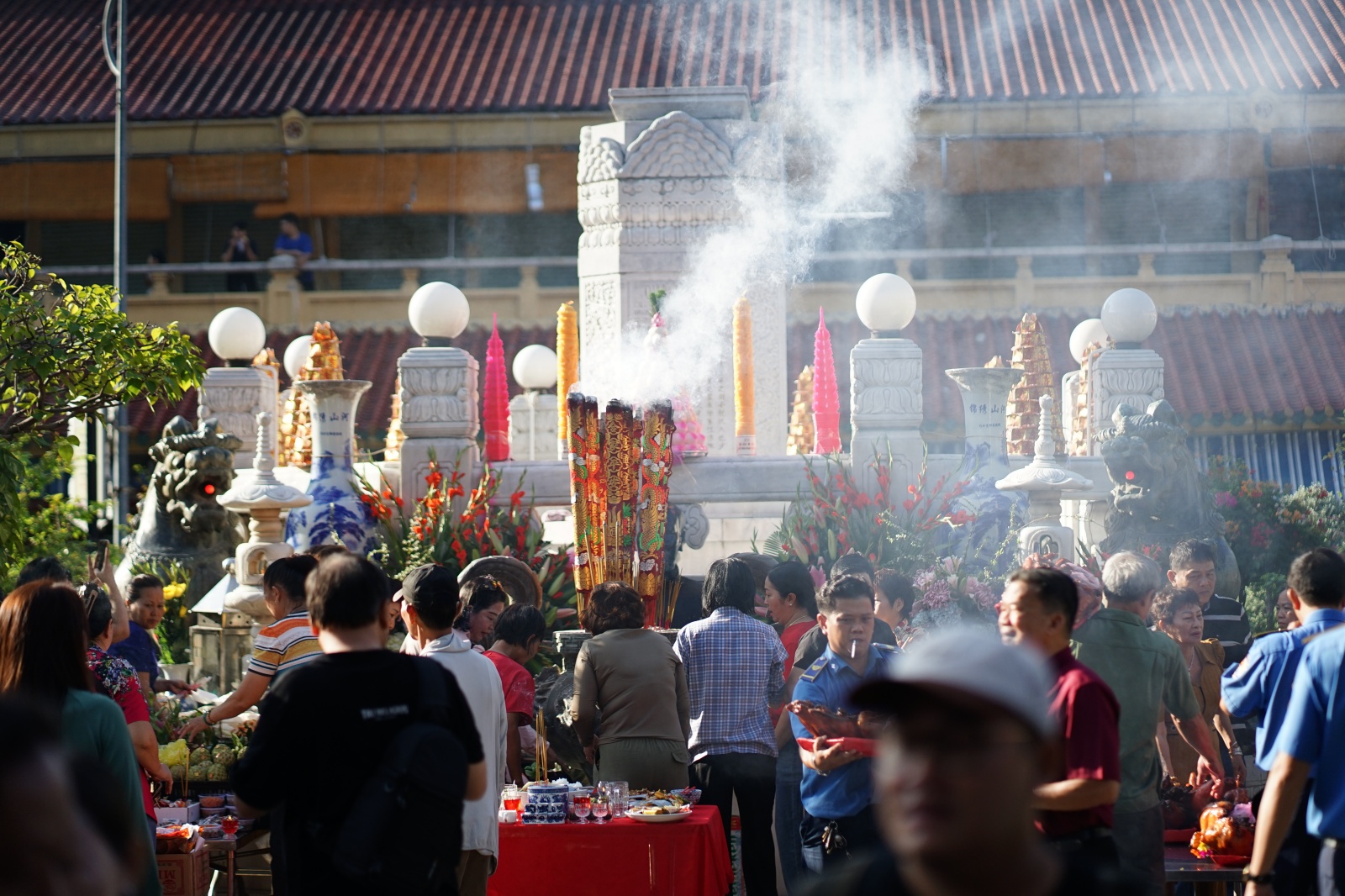 Sáng 12 âm lịch có gì mà tiểu thương đồng loạt bày heo quay, ngũ đậu giữa lòng chợ Bình Tây?- Ảnh 1. Sáng 12 âm lịch có gì mà tiểu thương đồng loạt bày heo quay, ngũ đậu giữa lòng chợ Bình Tây?- Ảnh 1.