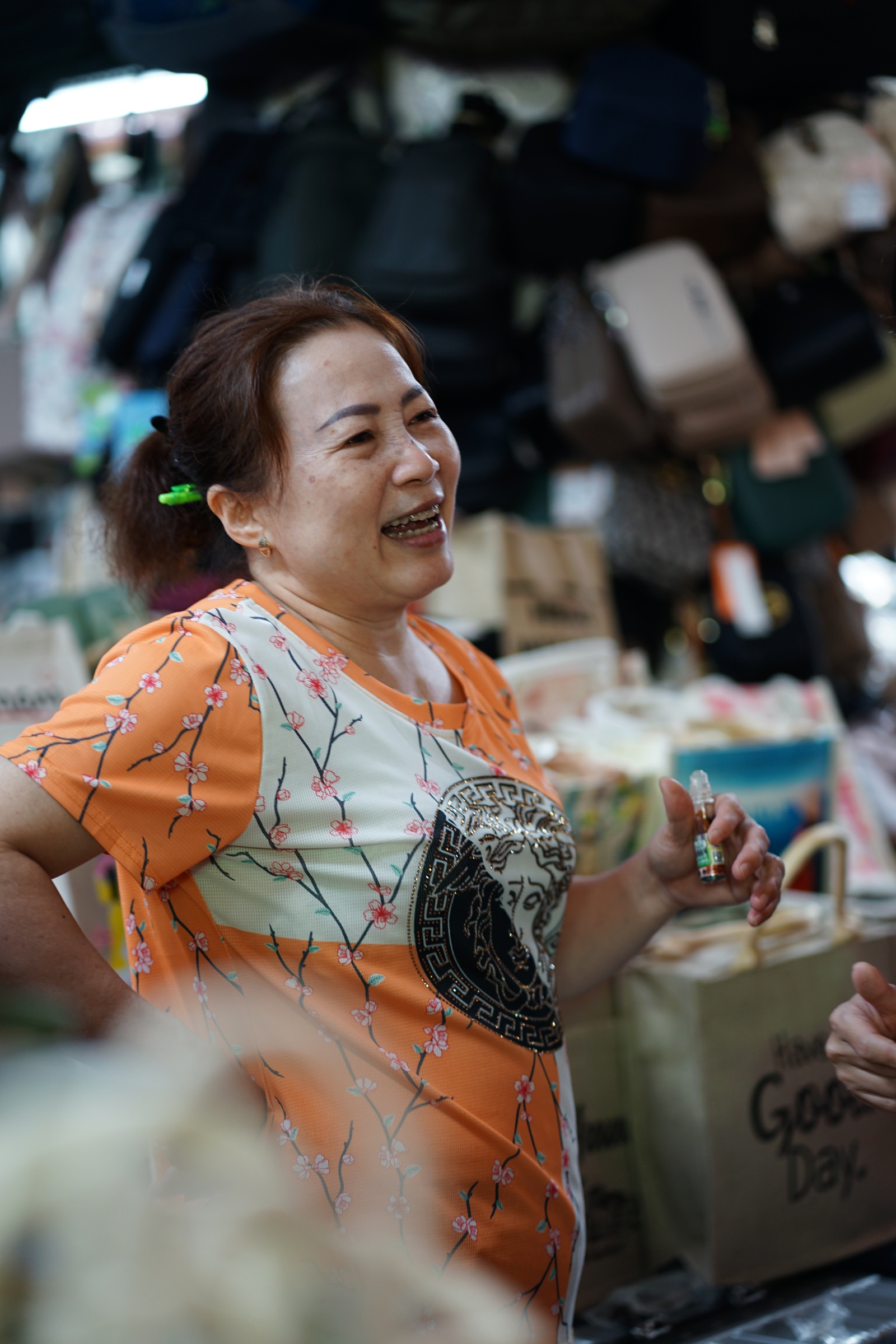 Sáng 12 âm lịch có gì mà tiểu thương đồng loạt bày heo quay, ngũ đậu giữa lòng chợ Bình Tây?- Ảnh 8. Sáng 12 âm lịch có gì mà tiểu thương đồng loạt bày heo quay, ngũ đậu giữa lòng chợ Bình Tây?- Ảnh 8.