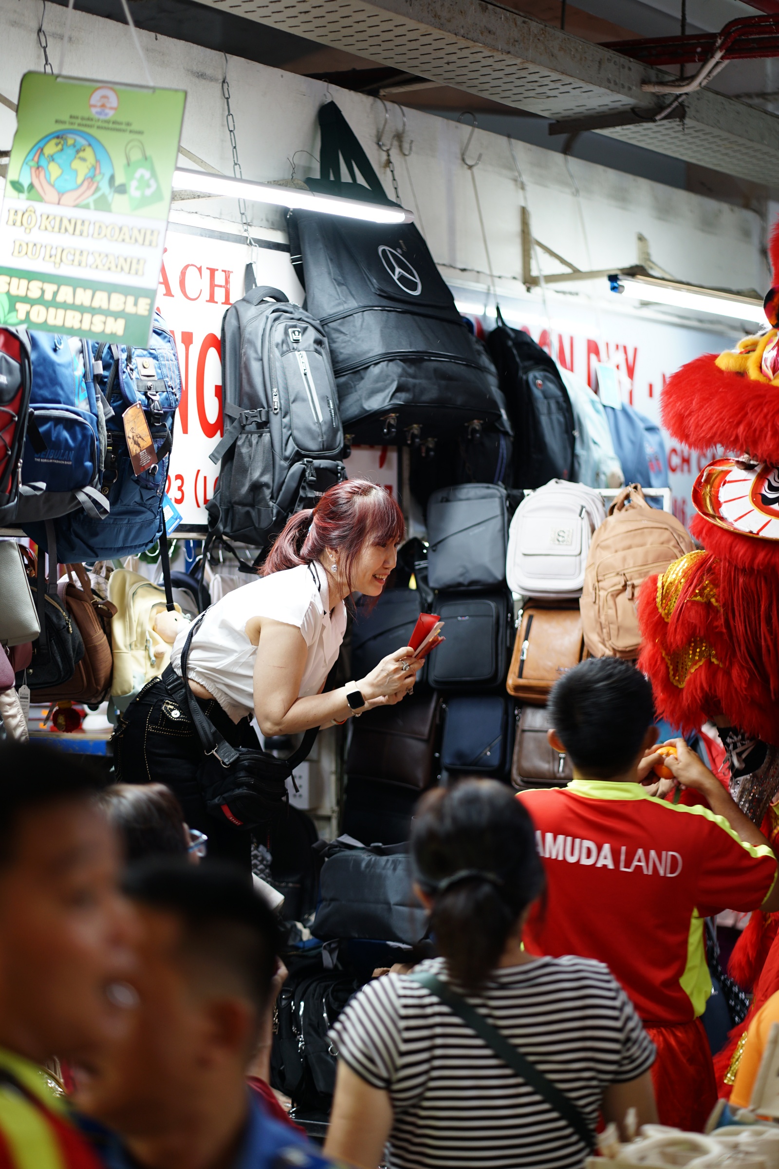 Sáng 12 âm lịch có gì mà tiểu thương đồng loạt bày heo quay, ngũ đậu giữa lòng chợ Bình Tây?- Ảnh 7. Sáng 12 âm lịch có gì mà tiểu thương đồng loạt bày heo quay, ngũ đậu giữa lòng chợ Bình Tây?- Ảnh 7.