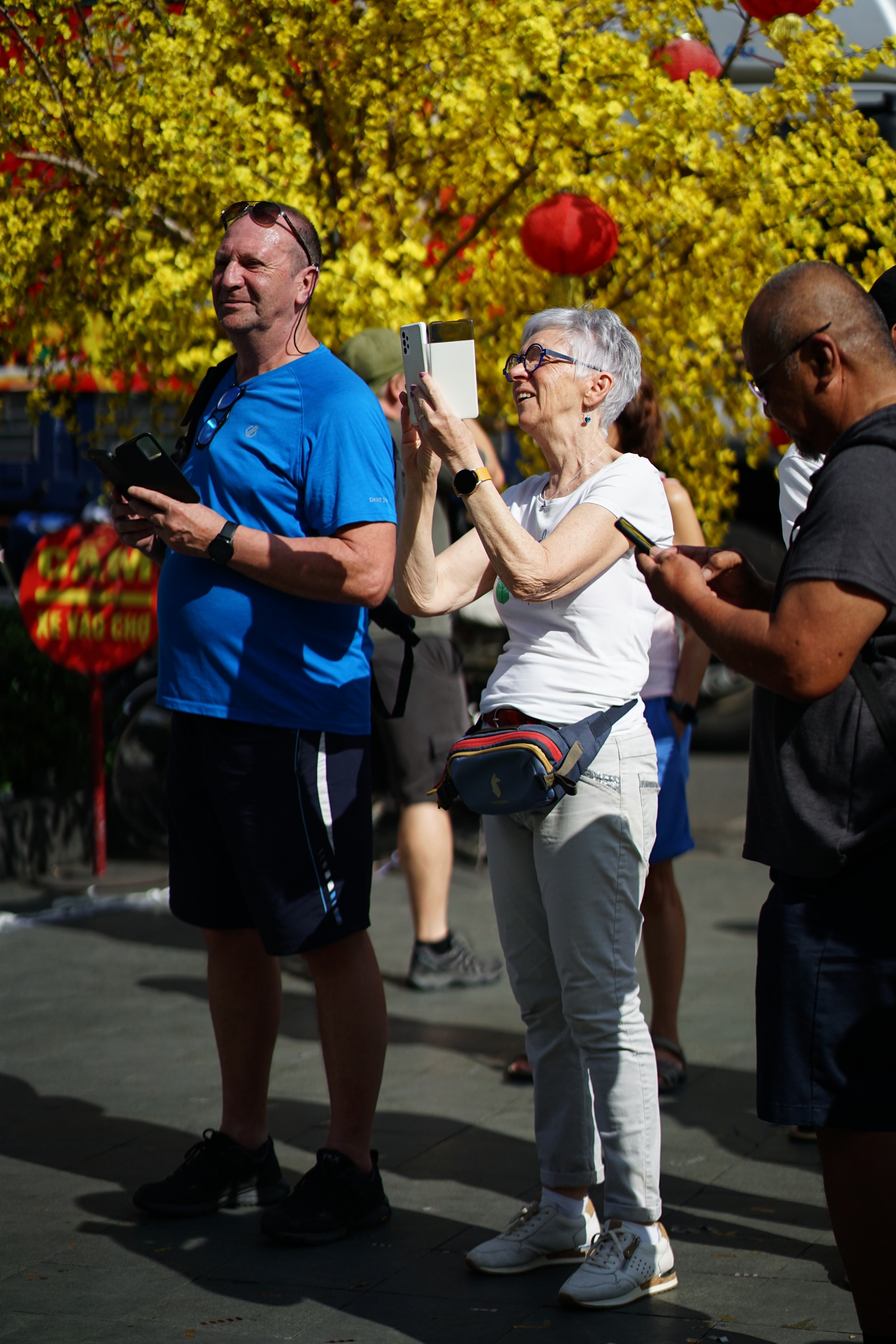 Sáng 12 âm lịch có gì mà tiểu thương đồng loạt bày heo quay, ngũ đậu giữa lòng chợ Bình Tây?- Ảnh 9. Sáng 12 âm lịch có gì mà tiểu thương đồng loạt bày heo quay, ngũ đậu giữa lòng chợ Bình Tây?- Ảnh 9.