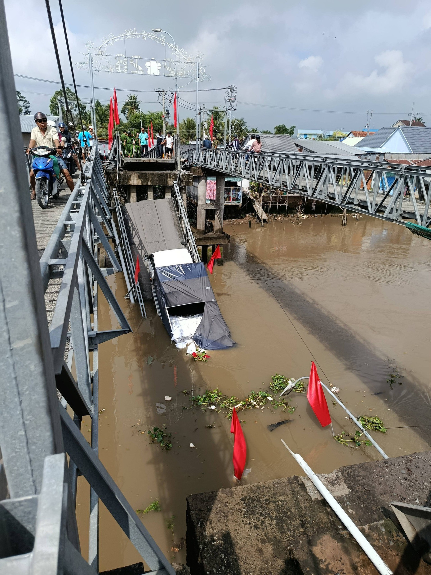 Sập cầu ở Cần Thơ, xe chở gạo rơi xuống s&ocirc;ng- Ảnh 1.