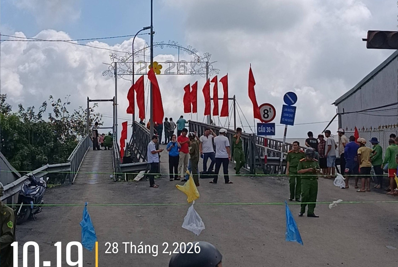 Sập cầu ở Cần Thơ, xe chở gạo rơi xuống s&ocirc;ng- Ảnh 4.