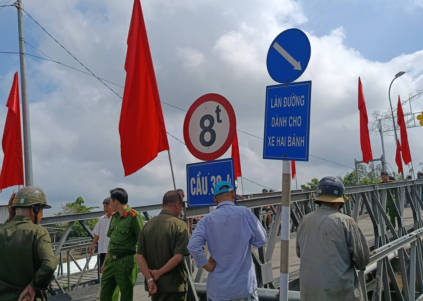 Sập cầu ở Cần Thơ, xe chở gạo rơi xuống s&ocirc;ng- Ảnh 5.