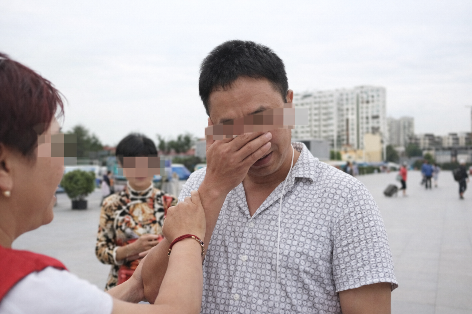 T&igrave;m thấy con trai bị bắt c&oacute;c sau 24 năm, người cha để con về với bố mẹ nu&ocirc;i v&agrave; từ đ&oacute; họ kh&ocirc;ng c&ograve;n li&ecirc;n lạc nữa- Ảnh 3.