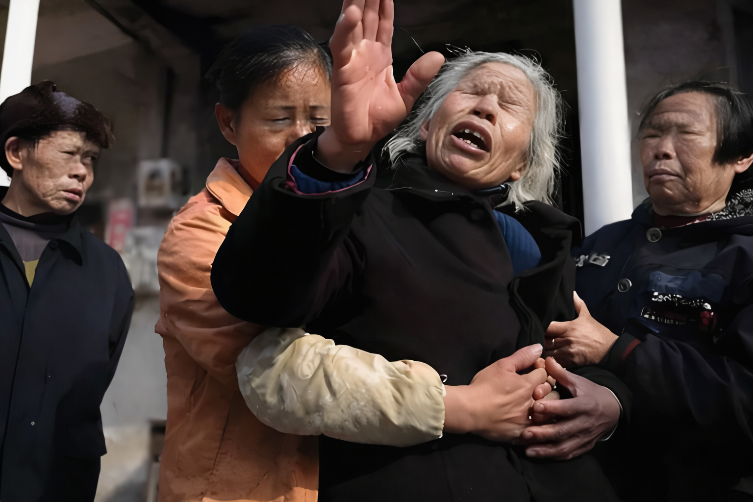 Trúng số 114,2 tỷ đồng, bố mẹ yêu cầu "chia đôi": Người đàn ông đặt 3 tập hồ sơ xuống bàn và cái kết khiến cả nhà im lặng- Ảnh 2. Trúng số 114,2 tỷ đồng, bố mẹ yêu cầu "chia đôi": Người đàn ông đặt 3 tập hồ sơ xuống bàn và cái kết khiến cả nhà im lặng- Ảnh 2.