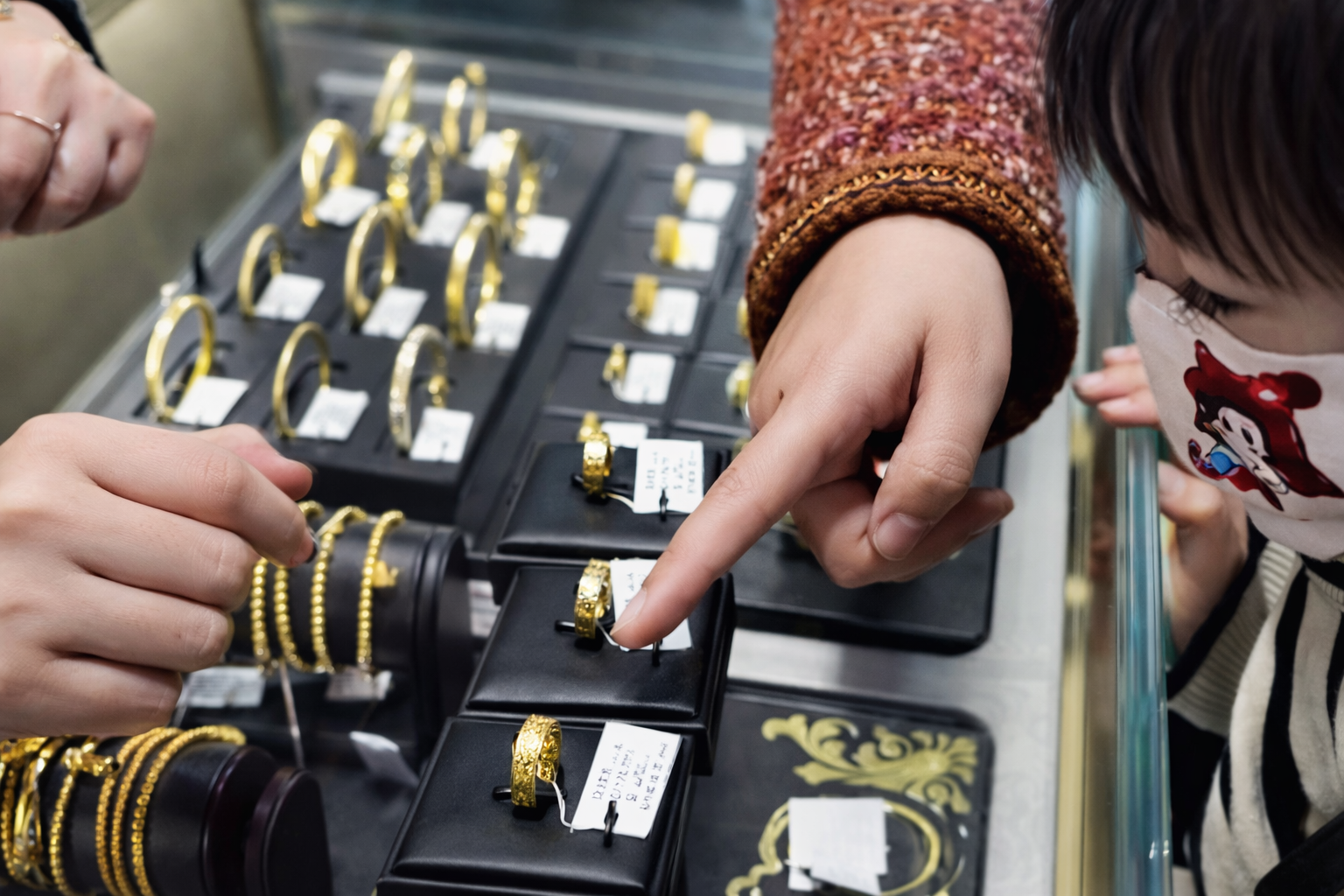 Bé gái 11 tuổi trộm vàng của nhà đi bán được 60 triệu, gia đình yêu cầu hoàn trả thì cửa hàng cho biết: "Đã nấu chảy một phần"- Ảnh 1. Bé gái 11 tuổi trộm vàng của nhà đi bán được 60 triệu, gia đình yêu cầu hoàn trả thì cửa hàng cho biết: "Đã nấu chảy một phần"- Ảnh 1.