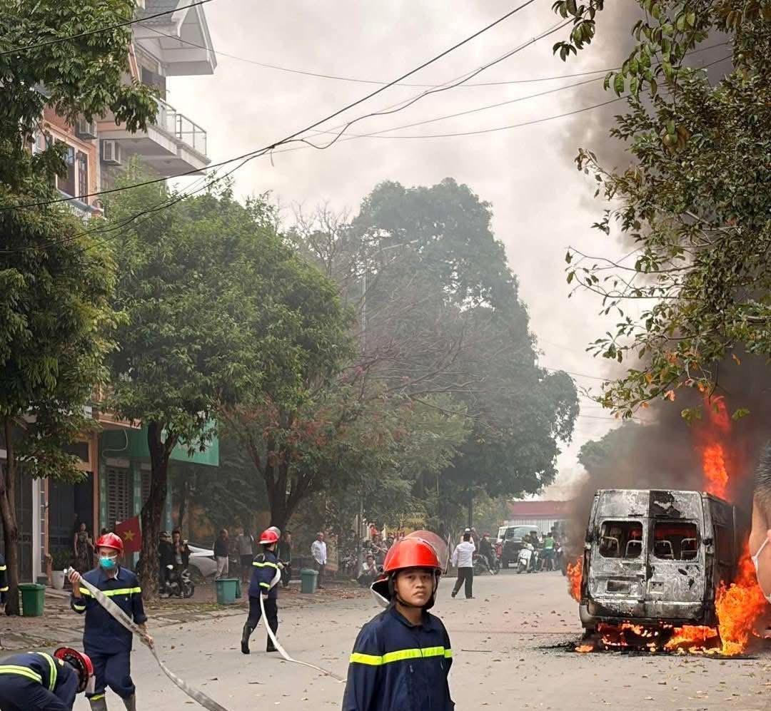 Xe &ocirc; t&ocirc; 16 chỗ đang lưu th&ocirc;ng tr&ecirc;n phố đ&ocirc;ng người bất ngờ bốc ch&aacute;y ng&ugrave;n ngụt- Ảnh 1.