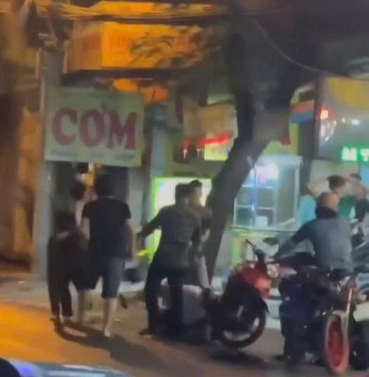 Khởi tố 4 thanh ni&ecirc;n hỗn chiến trong tiệc tất ni&ecirc;n ở TP.HCM- Ảnh 1.