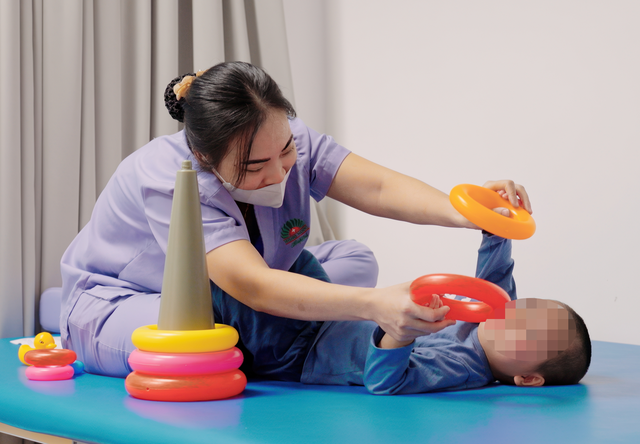 Từ ti&ecirc;n lượng sống thực vật đến tự đi lại sau 3 th&aacute;ng v&igrave; đuối nước: Kỳ t&iacute;ch đưa 1 em b&eacute; từ h&ocirc;n m&ecirc; về với bố mẹ- Ảnh 3.