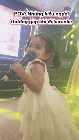 Lisa nh&agrave; Kh&aacute;nh Thi - Phan Hiển đ&aacute;ng y&ecirc;u hết nấc tr&ecirc;n vai bố, hơn 2 tuổi đ&atilde; tự tin cầm mic, l&agrave; "chị đại" trong nh&agrave;- Ảnh 1.