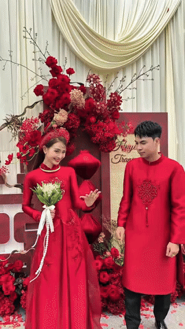 MC Huyền Trang M&ugrave; Tạt bị ch&ecirc; &ldquo;thừa năng lượng&rdquo; v&igrave; loạt h&agrave;nh động trong đ&aacute;m cưới với tuyển thủ Đức Huy- Ảnh 4.