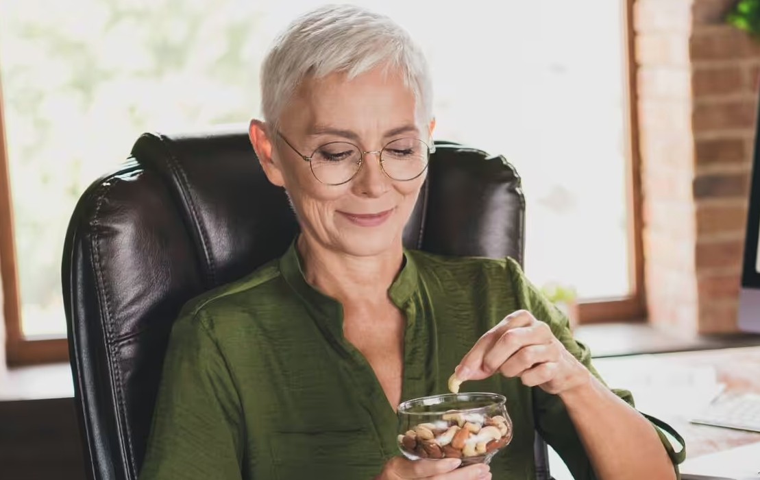 Ph&aacute;t hiện &ldquo;khắc tinh&rdquo; của mỡ m&aacute;u cao: Loại hạt nhỏ gi&uacute;p hạ cholesterol xấu- Ảnh 2.