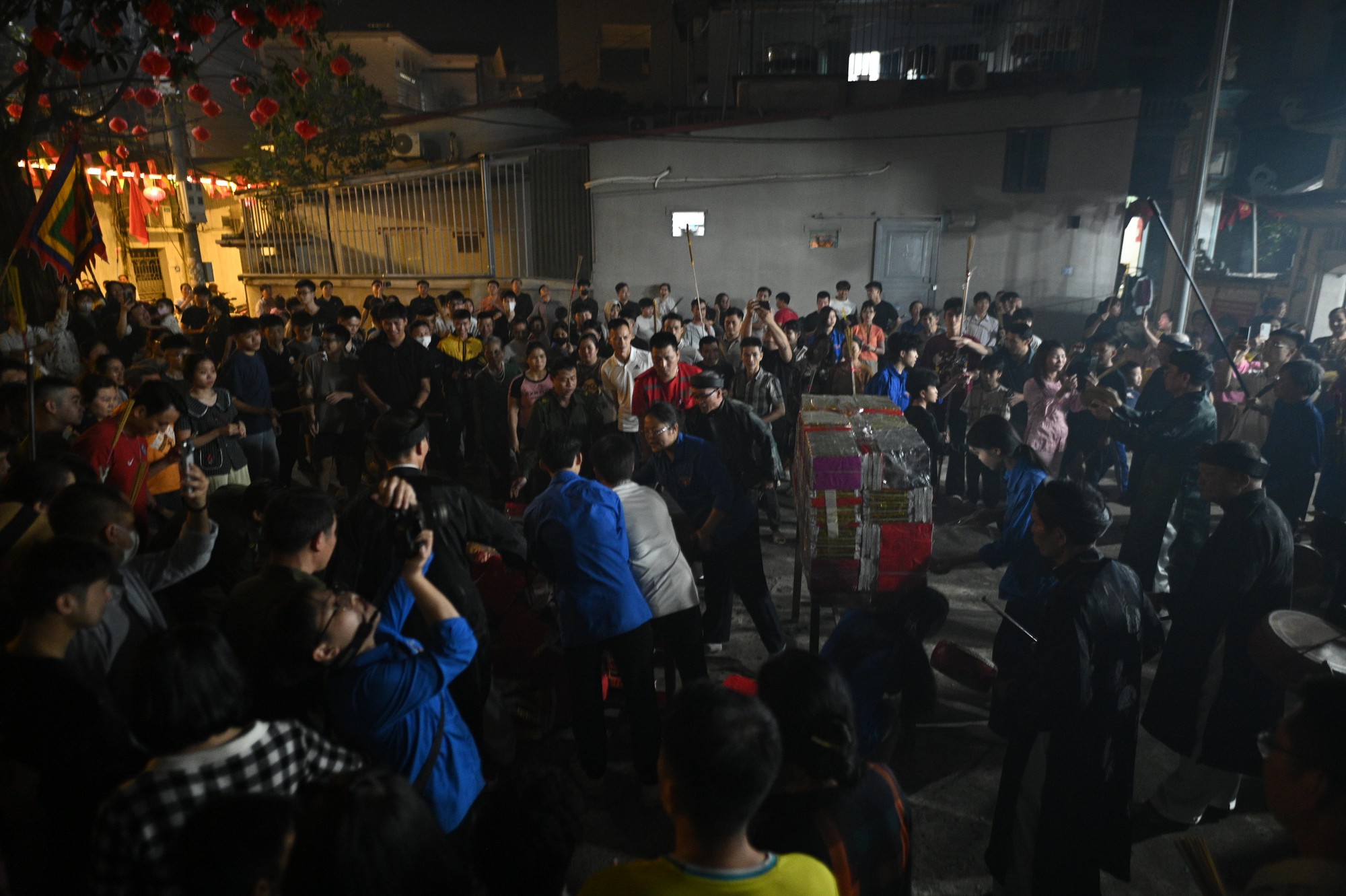 H&agrave; Nội: Cả trăm người lao v&agrave;o "xin lửa" mang về nh&agrave; trong đ&ecirc;m khuya- Ảnh 1.