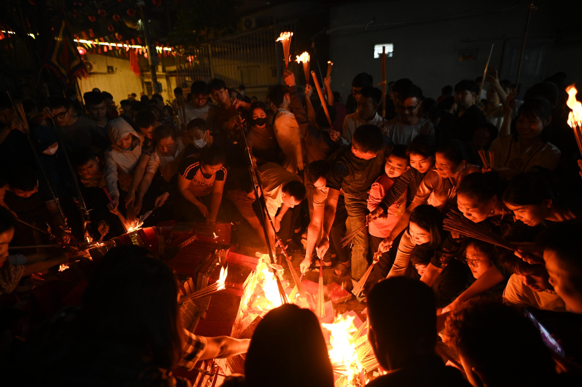 H&agrave; Nội: Cả trăm người lao v&agrave;o "xin lửa" mang về nh&agrave; trong đ&ecirc;m khuya- Ảnh 3.