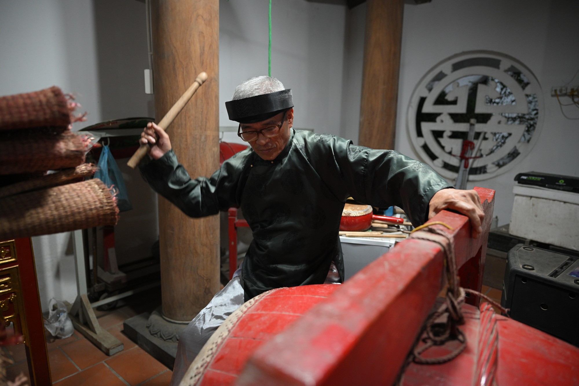 H&agrave; Nội: Cả trăm người lao v&agrave;o "xin lửa" mang về nh&agrave; trong đ&ecirc;m khuya- Ảnh 8.