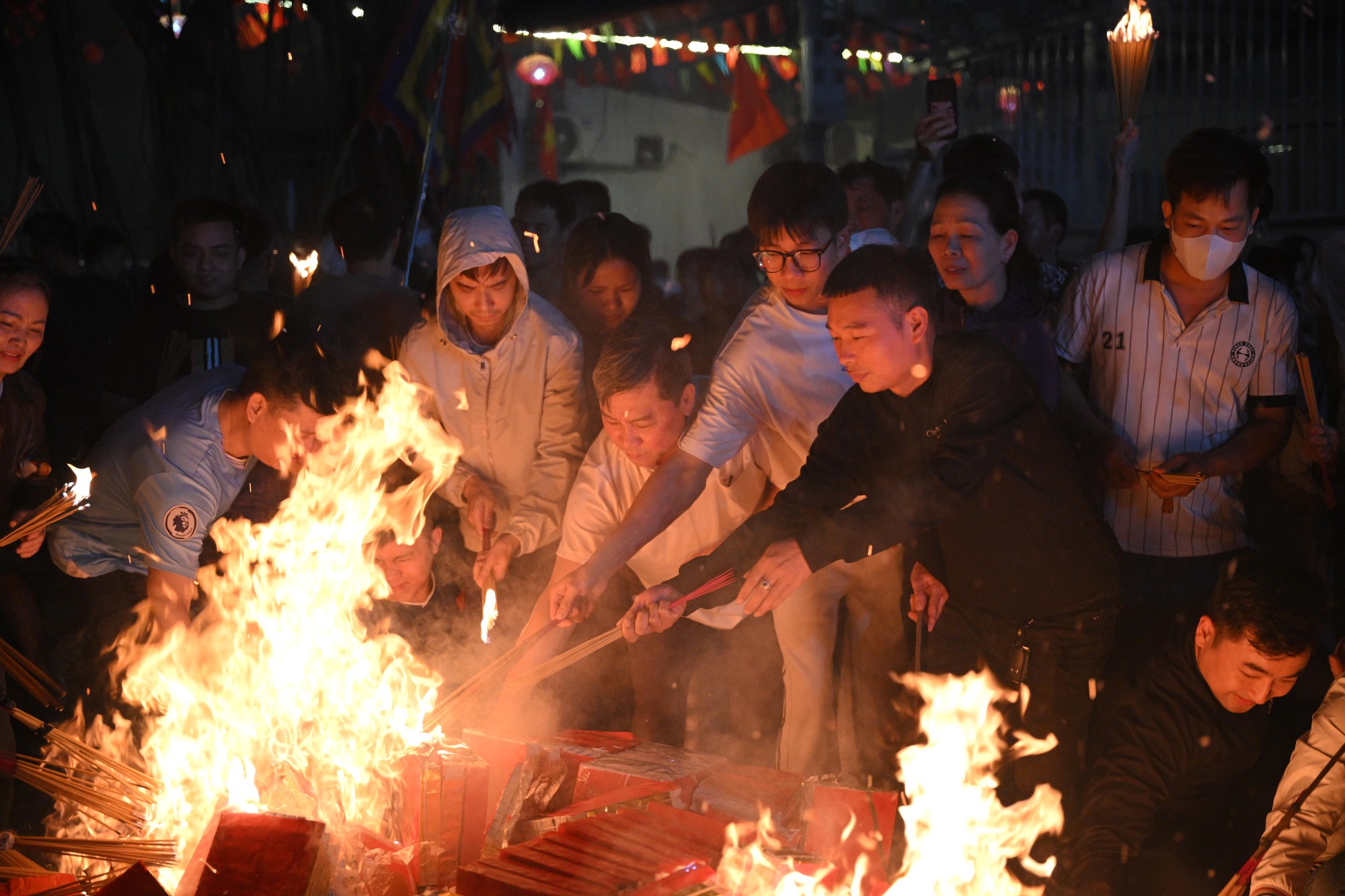 H&agrave; Nội: Cả trăm người lao v&agrave;o "xin lửa" mang về nh&agrave; trong đ&ecirc;m khuya- Ảnh 2.
