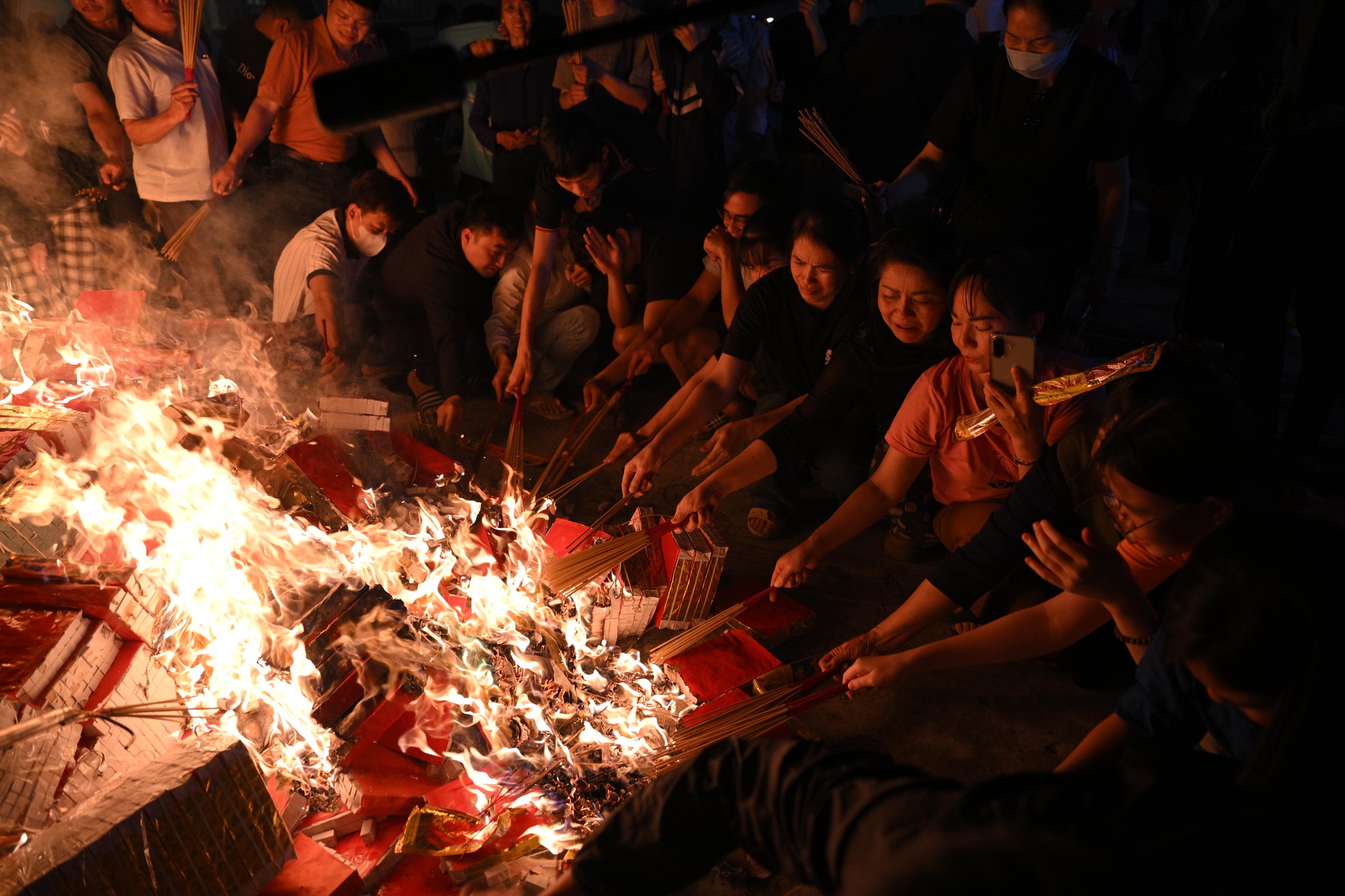 H&agrave; Nội: Cả trăm người lao v&agrave;o "xin lửa" mang về nh&agrave; trong đ&ecirc;m khuya- Ảnh 5.