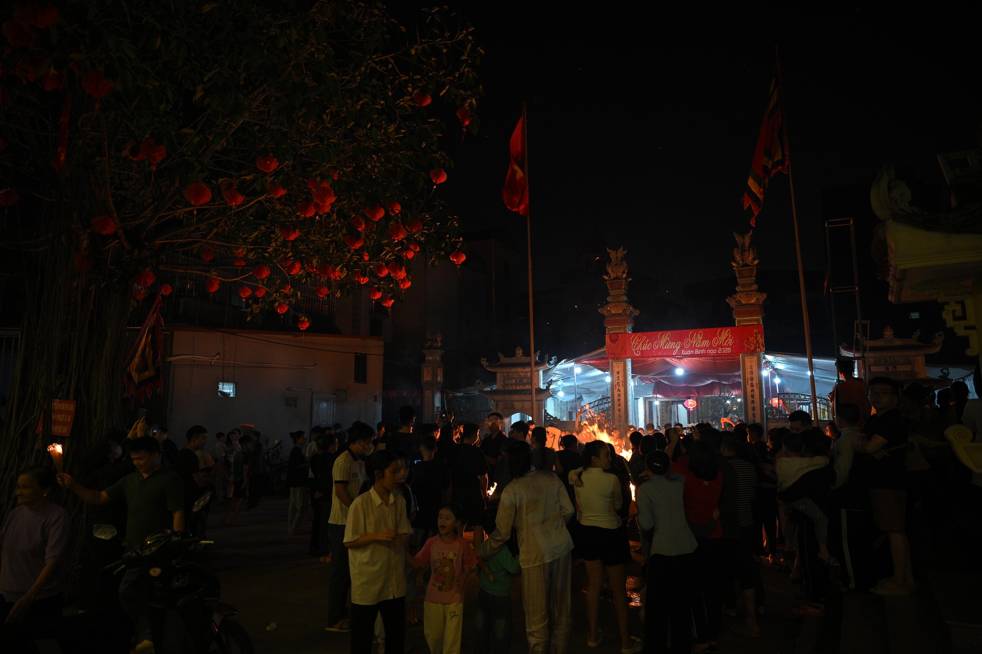 H&agrave; Nội: Cả trăm người lao v&agrave;o "xin lửa" mang về nh&agrave; trong đ&ecirc;m khuya- Ảnh 6.