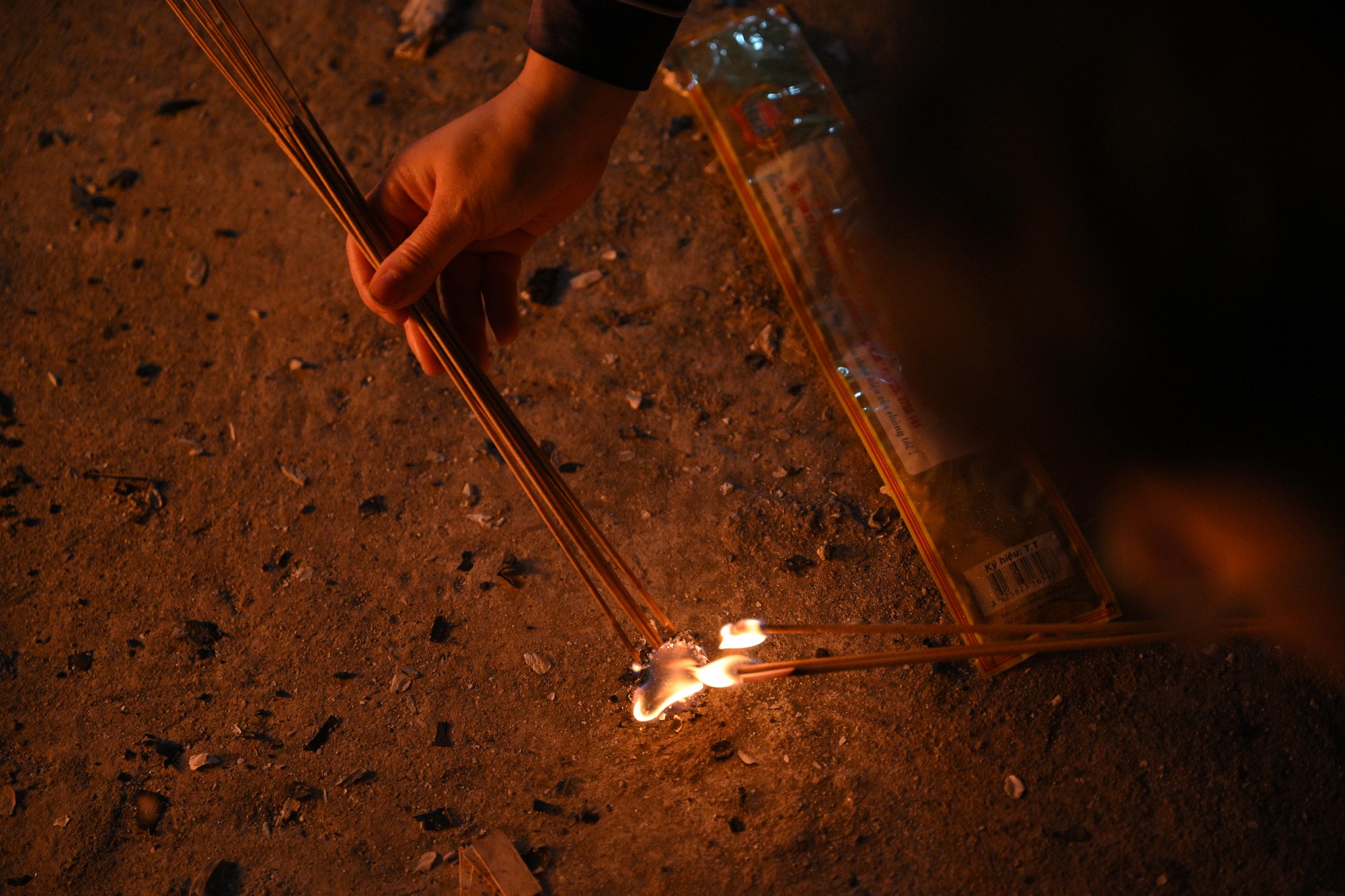 H&agrave; Nội: Cả trăm người lao v&agrave;o "xin lửa" mang về nh&agrave; trong đ&ecirc;m khuya- Ảnh 10.