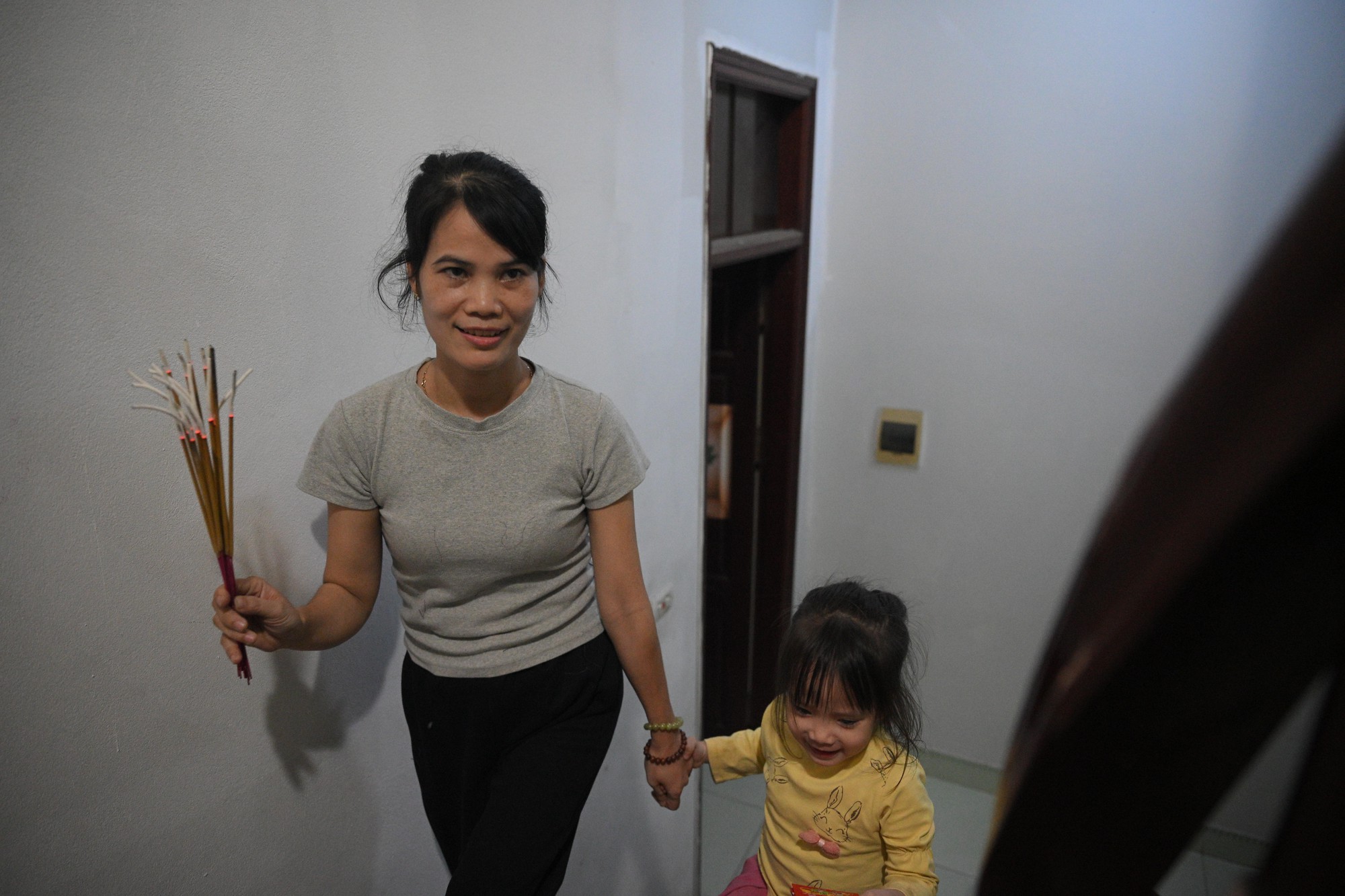 H&agrave; Nội: Cả trăm người lao v&agrave;o "xin lửa" mang về nh&agrave; trong đ&ecirc;m khuya- Ảnh 16.