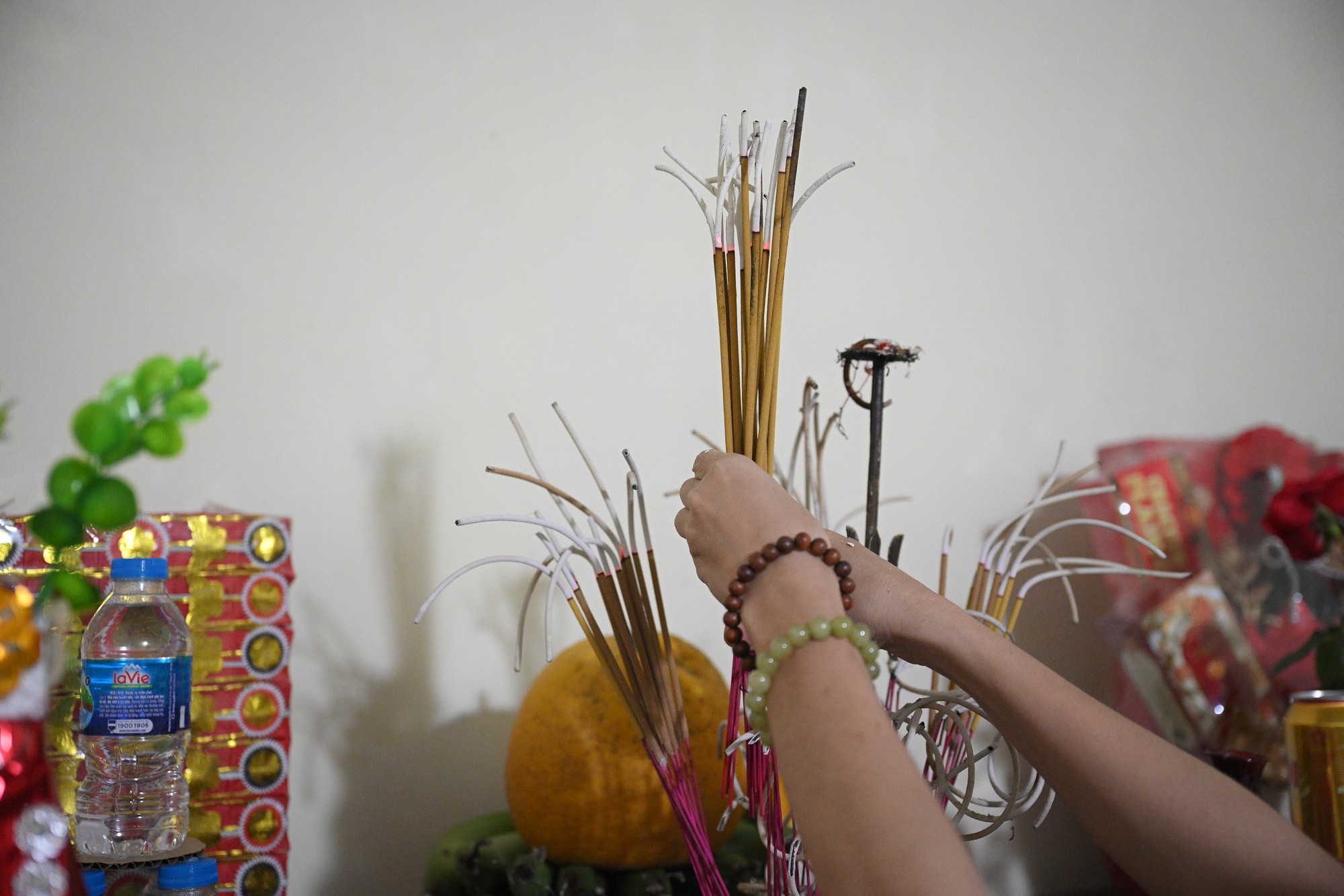 H&agrave; Nội: Cả trăm người lao v&agrave;o "xin lửa" mang về nh&agrave; trong đ&ecirc;m khuya- Ảnh 17.