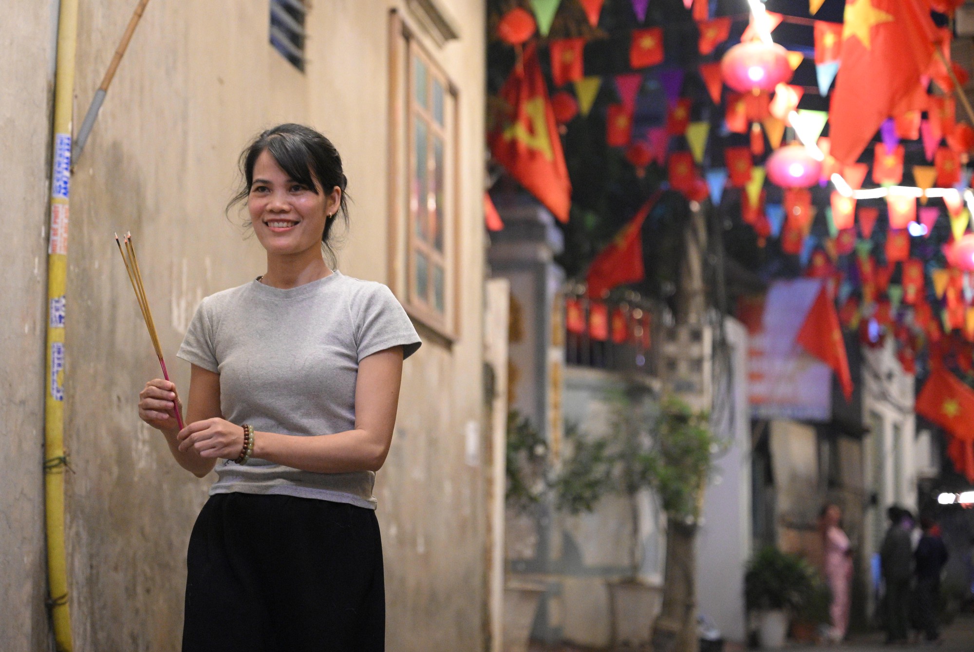 H&agrave; Nội: Cả trăm người lao v&agrave;o "xin lửa" mang về nh&agrave; trong đ&ecirc;m khuya- Ảnh 15.