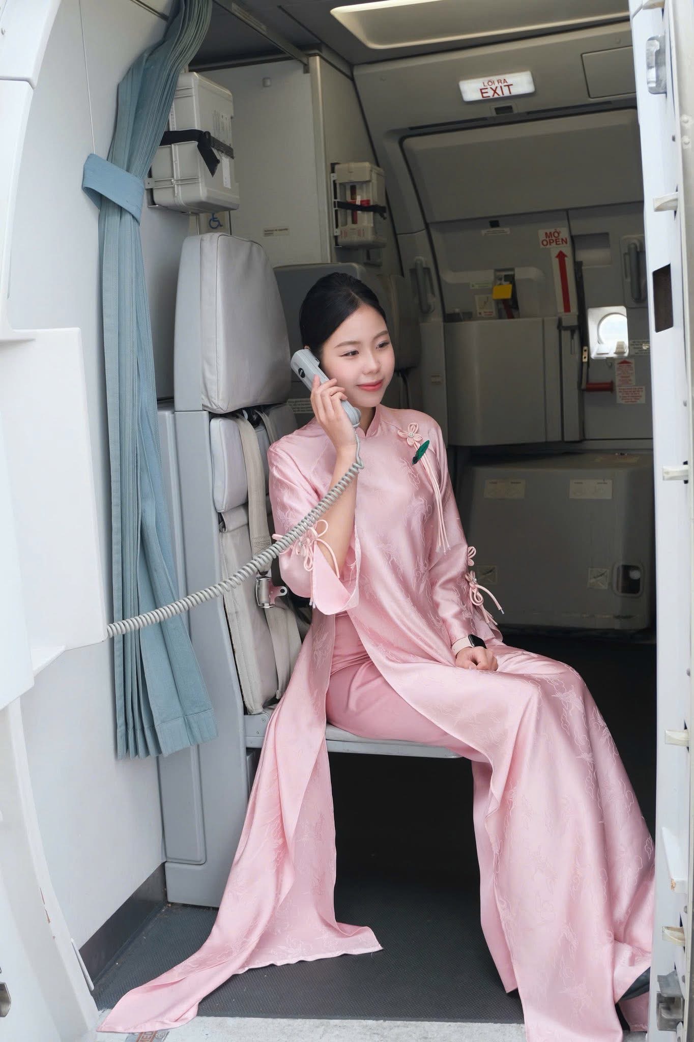 "Rừng hoa xu&acirc;n" tr&ecirc;n độ cao 10.000 m&eacute;t của Vietnam Airlines: Khi tiếp vi&ecirc;n được tự do diện &aacute;o d&agrave;i rực rỡ- Ảnh 19.