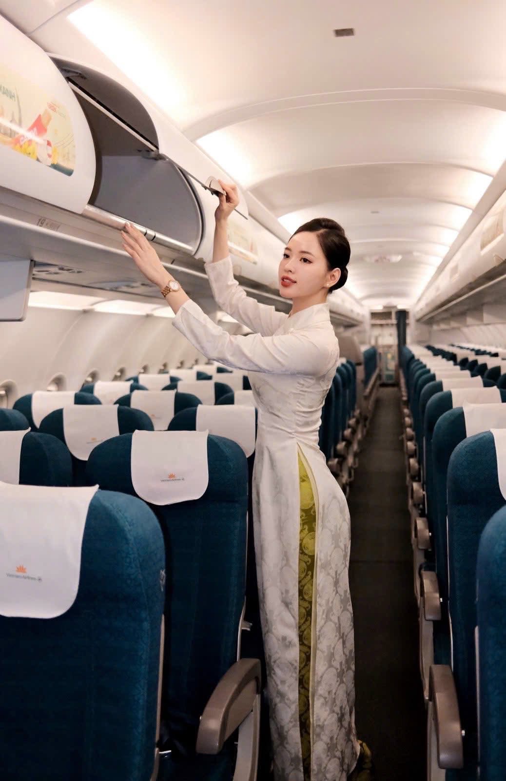 "Rừng hoa xu&acirc;n" tr&ecirc;n độ cao 10.000 m&eacute;t của Vietnam Airlines: Khi tiếp vi&ecirc;n được tự do diện &aacute;o d&agrave;i rực rỡ- Ảnh 22.