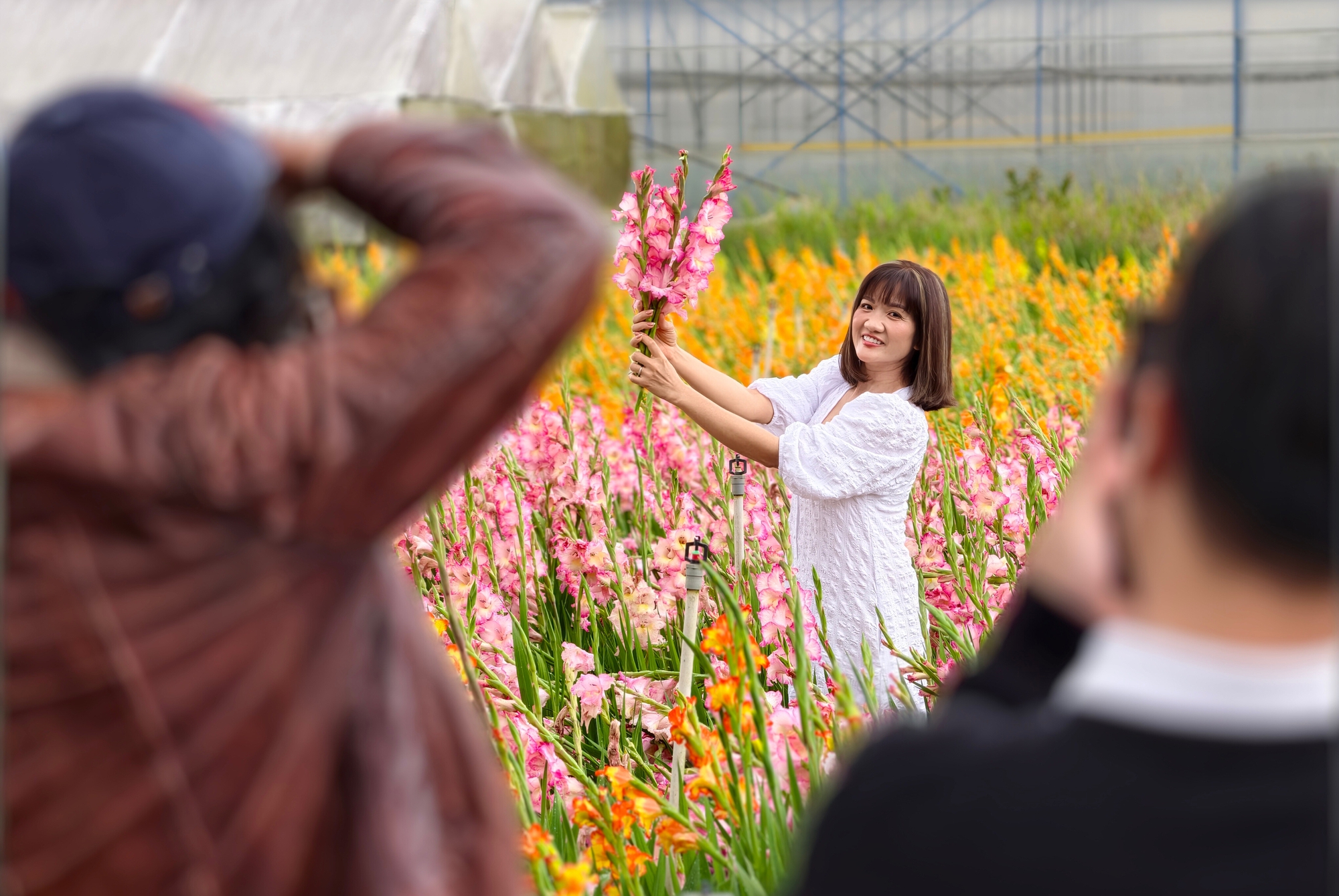 Vườn hoa lay-ơn nở muộn bất ngờ trở nên rất hot ở Đà Lạt- Ảnh 12. Vườn hoa lay-ơn nở muộn bất ngờ trở nên rất hot ở Đà Lạt- Ảnh 12.