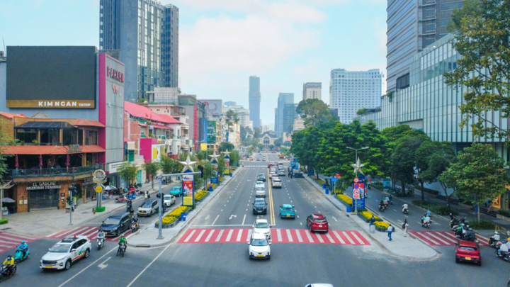 Chủ tịch TP.HCM y&ecirc;u cầu chấm dứt tổ chức sự kiện tr&agrave;n lan tr&ecirc;n đường L&ecirc; Lợi- Ảnh 1.