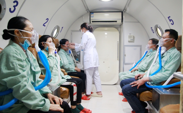 Em b&eacute; sống thực vật "hồi sinh" nhờ điều trị bằng thở oxy cao &aacute;p: Từ một ca bệnh kỳ diệu đến một hướng đi mới- Ảnh 4.