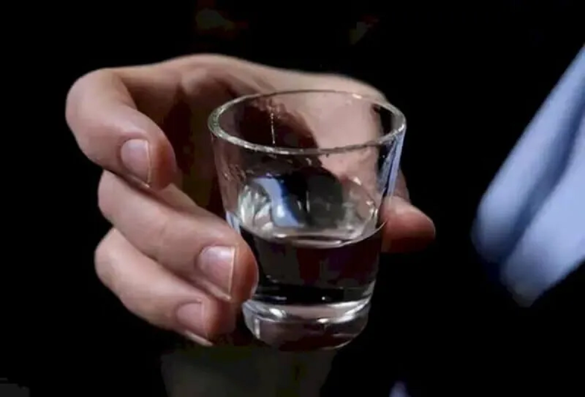 Người phụ nữ 54 tuổi đột ngột tử vong giữa đ&ecirc;m, b&aacute;c sĩ chỉ ra 2 loại nước "cấm kỵ" uống trước khi ngủ- Ảnh 1.