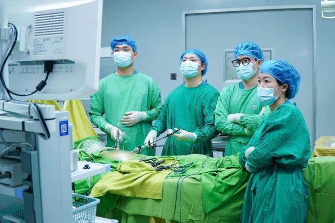 Người phụ nữ 66 tuổi đau bụng k&eacute;o d&agrave;i, b&aacute;c sĩ gắp ra thứ "đ&aacute;ng sợ"- Ảnh 1.