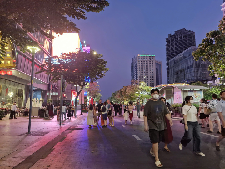 Chủ tịch TP.HCM y&ecirc;u cầu chấm dứt tổ chức sự kiện tr&agrave;n lan tr&ecirc;n đường L&ecirc; Lợi- Ảnh 2.