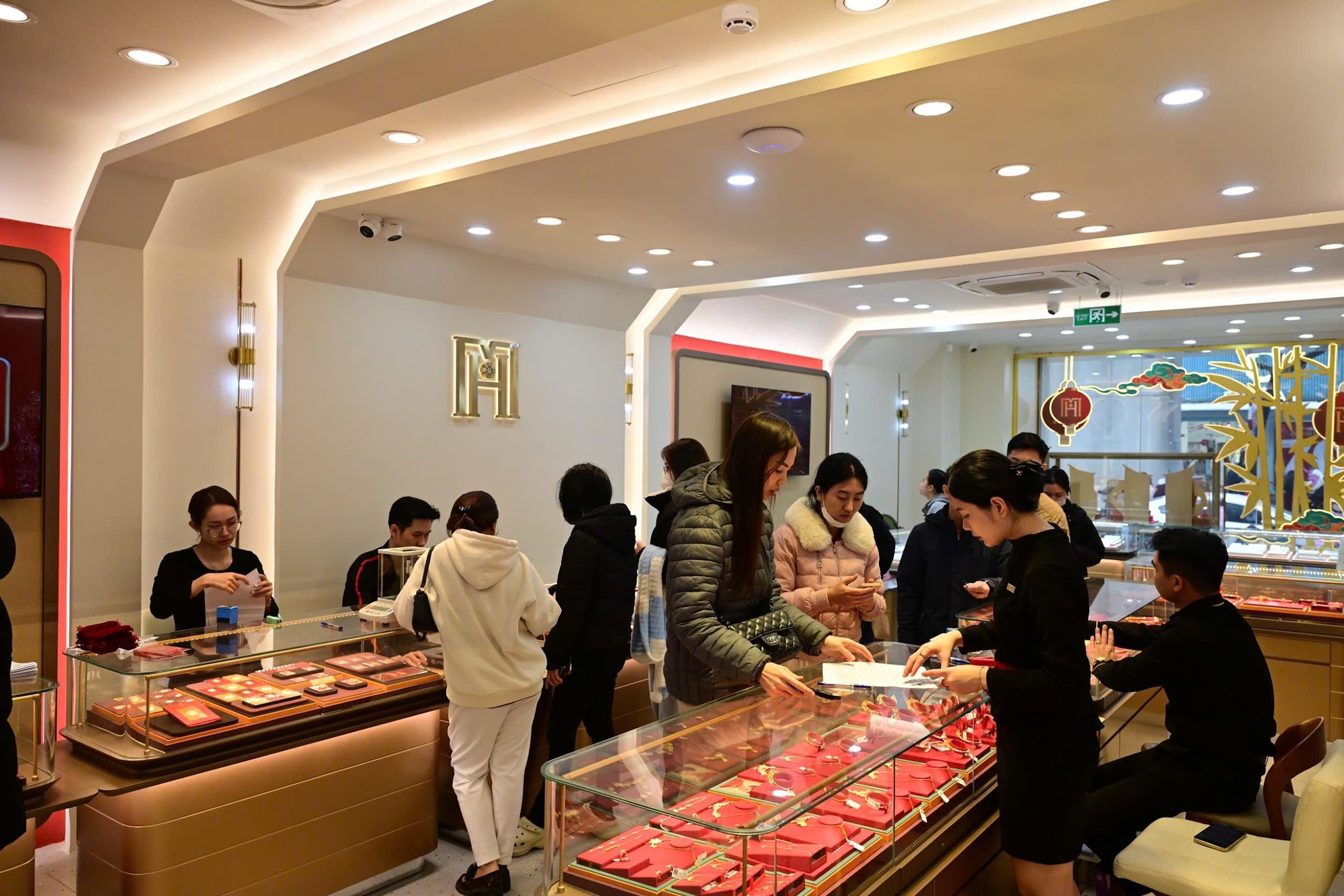 Thị trường ng&agrave;y v&iacute;a Thần T&agrave;i: 1001 c&aacute;ch &ldquo;săn v&agrave;ng&rdquo; &ndash; người xếp h&agrave;ng từ mờ s&aacute;ng, người ung dung mua online- Ảnh 1.