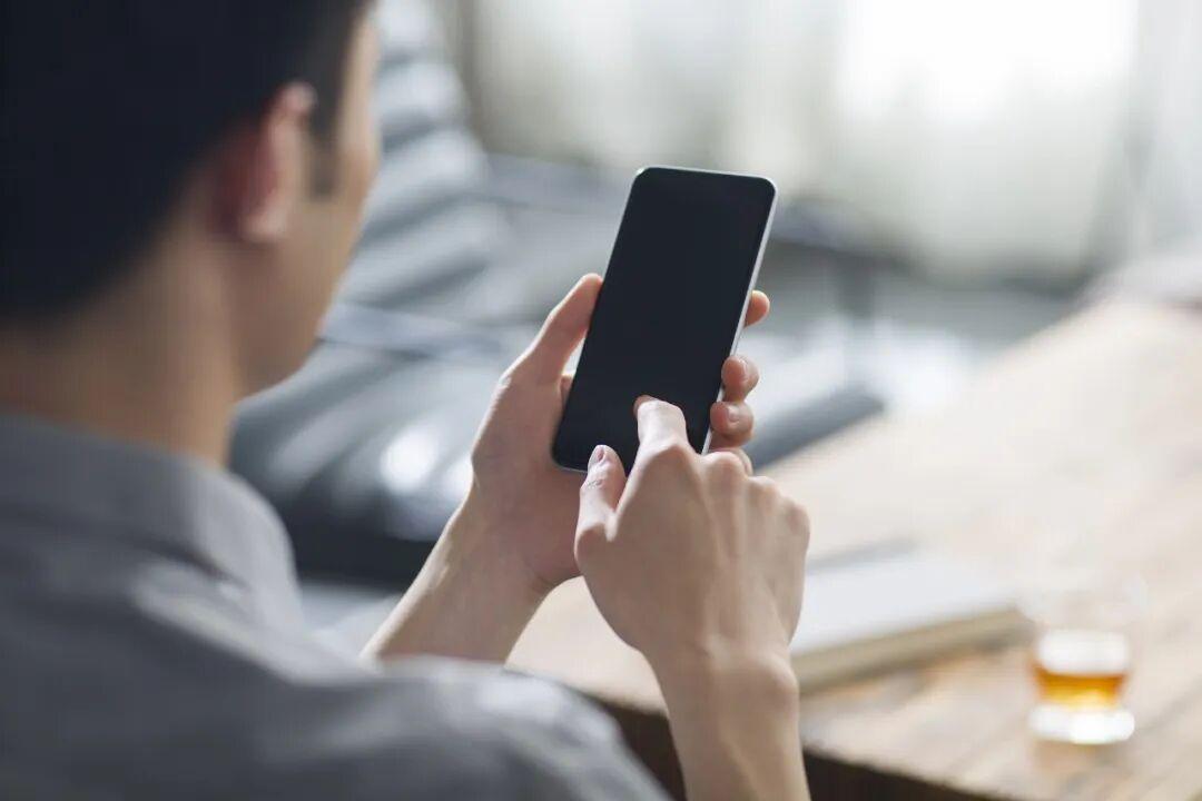 Cảnh b&aacute;o: M&agrave;n h&igrave;nh đang s&aacute;ng bỗng nhi&ecirc;n tối đen trong 1-2 ph&uacute;t, tiền trong t&agrave;i khoản kh&ocirc;ng c&aacute;nh m&agrave; bay- Ảnh 1.