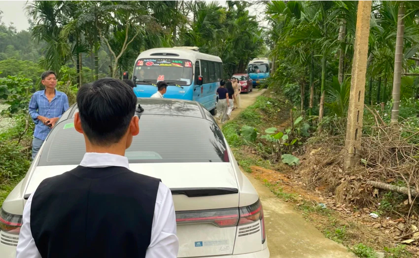 Nh&agrave; g&aacute;i h&ograve; nhau c&ugrave;ng khi&ecirc;ng &ocirc; t&ocirc; chắn đường đưa d&acirc;u, "r&uacute;t kinh nghiệm vụ ở H&agrave; Tĩnh"- Ảnh 1.