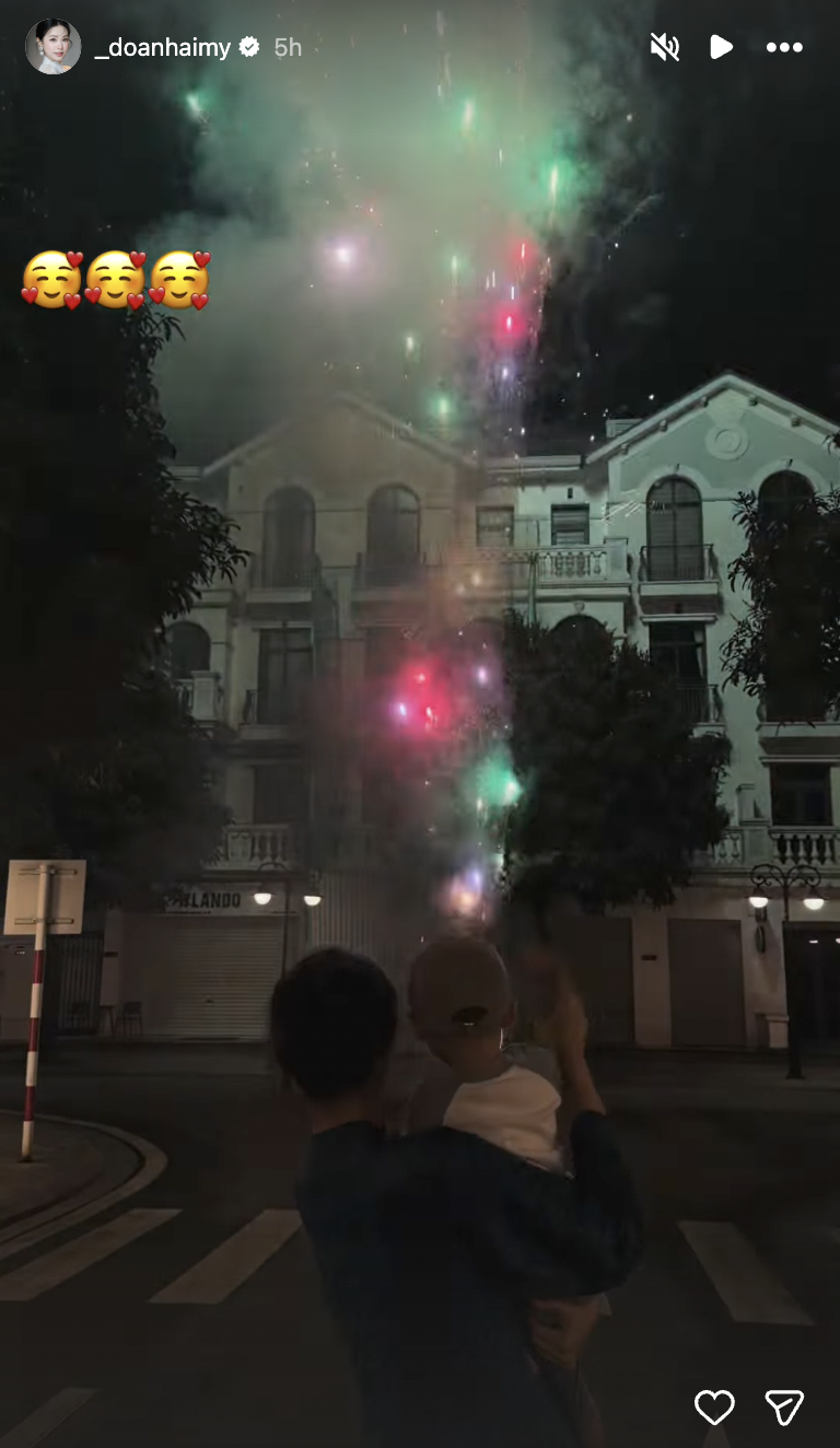 Do&atilde;n Hải My bế con ngắm ph&aacute;o hoa ở khu biệt thự bạc tỷ, một c&acirc;u n&oacute;i của b&agrave; ngoại về Văn Hậu cực viral- Ảnh 1.