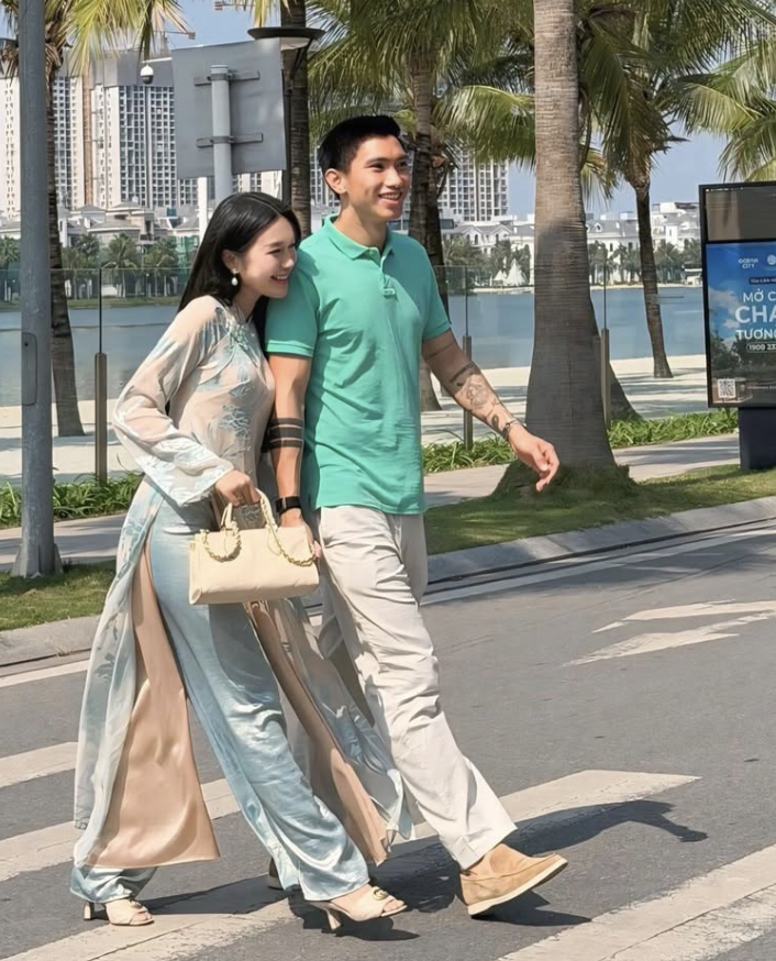 Do&atilde;n Hải My bế con ngắm ph&aacute;o hoa ở khu biệt thự bạc tỷ, một c&acirc;u n&oacute;i của b&agrave; ngoại về Văn Hậu cực viral- Ảnh 2.