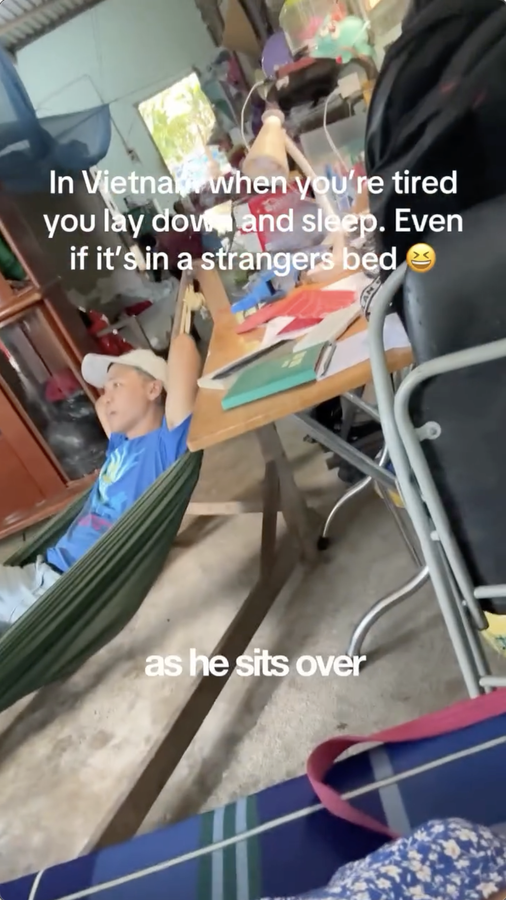 Nữ kh&aacute;ch T&acirc;y bối rối khi được &ocirc;ng ch&uacute; miền T&acirc;y mời l&ecirc;n giường ngủ chung với vợ con- Ảnh 2.